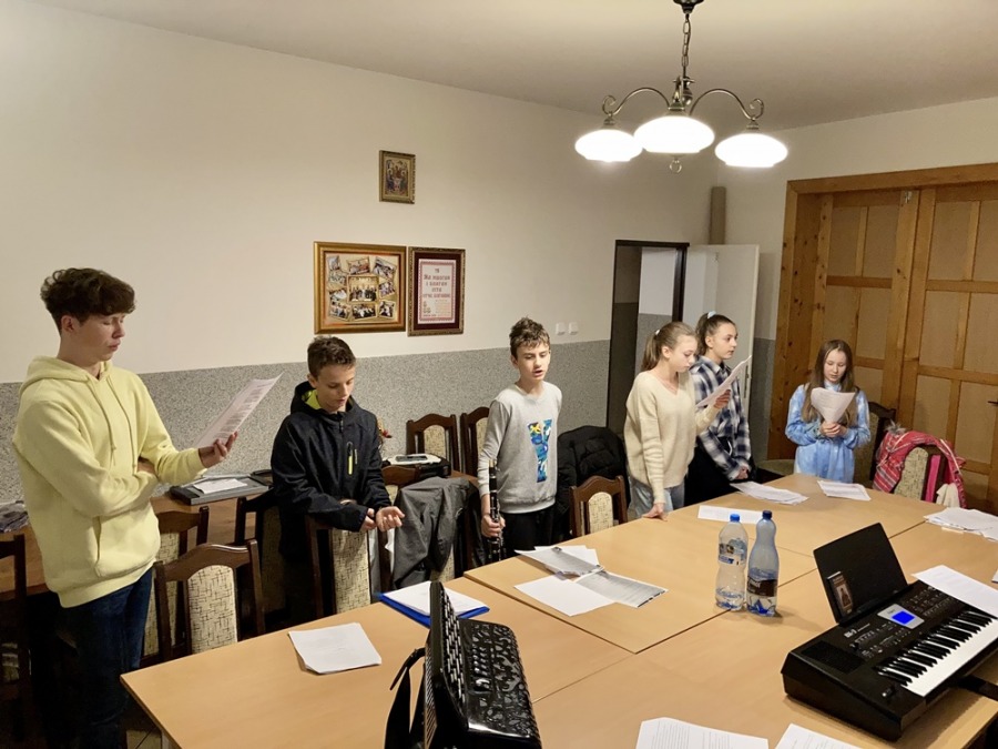 Młodzieżowe przygotowania do Świąt Bożego Narodzenia w Lubinie.