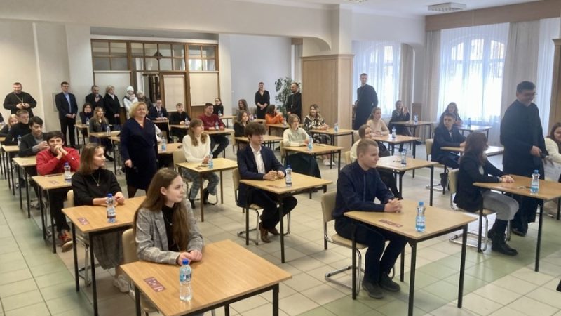 Redaktorzy Głosu Wiary Online z tytułami laureatów i finalistów.