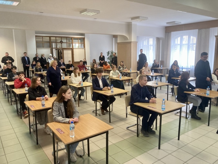 Redaktorzy Głosu Wiary Online z tytułami laureatów i finalistów.